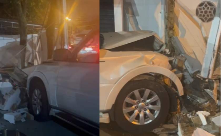 Idoso perde controle do carro, bate em poste e muro na Gruta