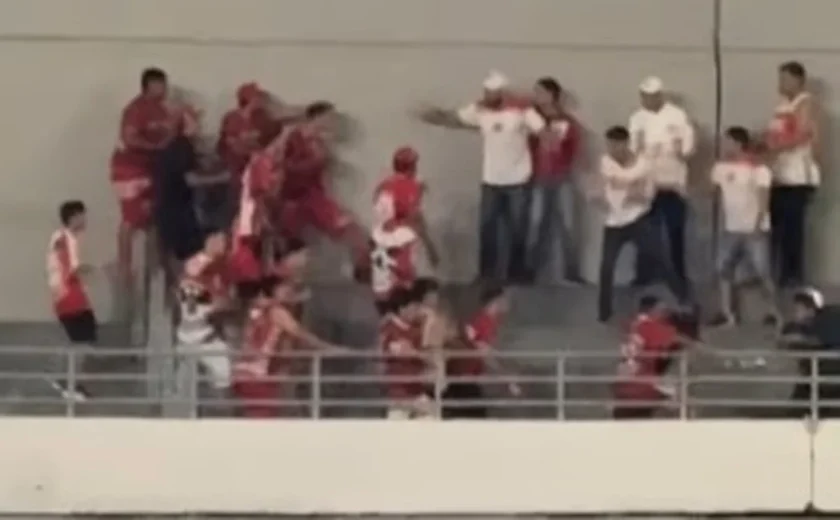Briga generalizada entre torcidas do CRB marca noite de confusão no Rei Pelé