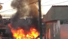 Carro pega fogo no Benedito Bentes e chamas são controladas pelos bombeiros; assista