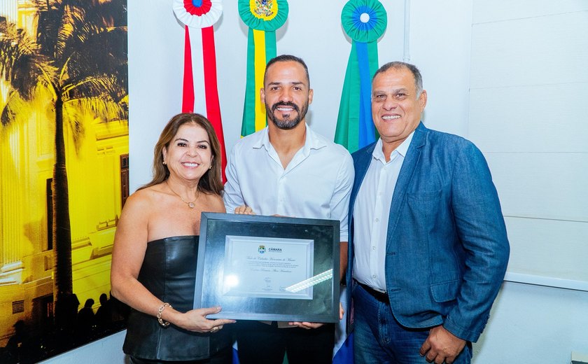 Em meio à polêmica por escalação contra o CRB, Anselmo Ramon recebe homenagem na Câmara de Maceió