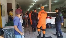Mulher se atrapalha com carro automático, perde controle da direção, invade loja e atropela duas pessoas