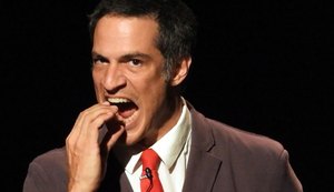 Mateus Solano dá tapa e derruba celular de fã em teatro