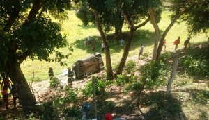 Na BR-101 em Joaquim Gomes, uma pessoa morre após capotamento