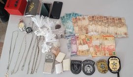 Operação conjunta prende dois homens e apreende drogas, dinheiro e moto em Arapiraca