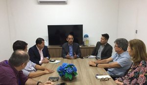 Prefeitura discute ordenamento da orla com empresários