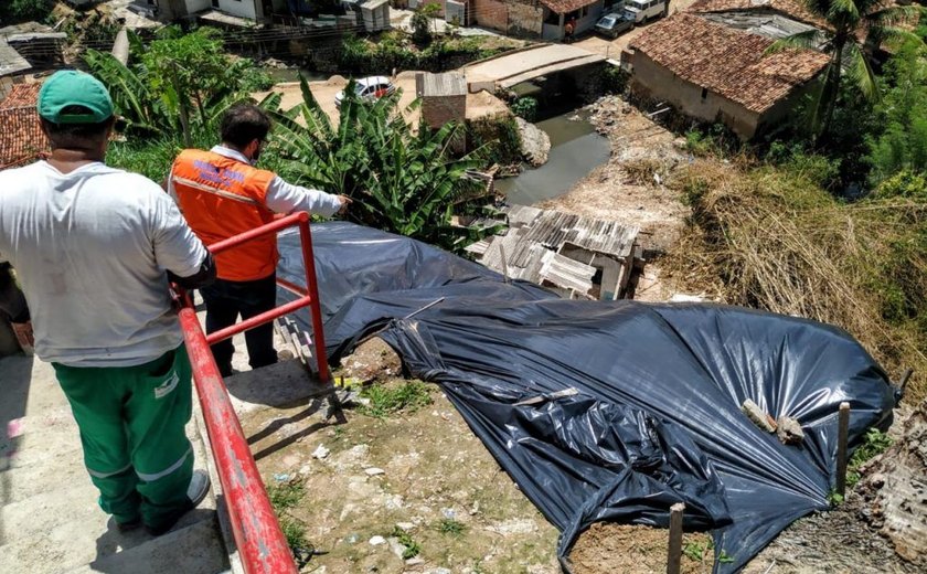 Lonas são colocadas em áreas de risco para prevenir deslizamentos