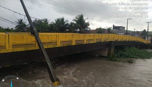 Força do Rio Santo Antônio derruba poste de alta tensão, que fica escorado em ponte em São Luís do Quitunde