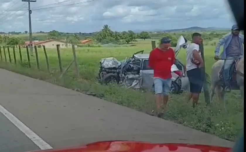 Condutor fica ferido em acidente entre carro e carreta na BR-101