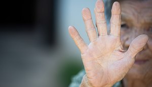 Idosa de 69 anos tem casa invadida e é estuprada por homem na parte alta de Maceió