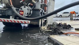Equipes de limpeza de galerias estão em pontos de alagamentos em Maceió