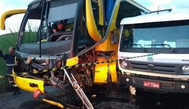 Ônibus de turismo e caminhão colidem e vítima fica presa às ferragens