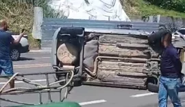 Acidente entre dois carros deixa três feridos na Avenida Leste Oeste, em Maceió