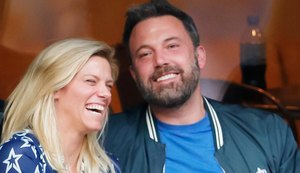 Namorada deleta redes sociais após Affleck ser flagrado com playmate