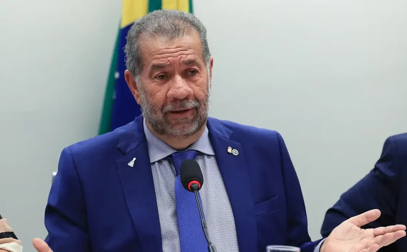 Carlos Lupi pede demissão do Ministério da Previdência após fraude no INSS