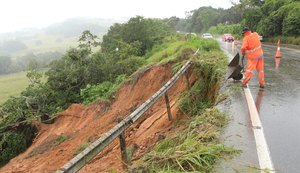 Deslizamento de barreira deixa risco iminente de desabamento da pista de rolamento em Satuba