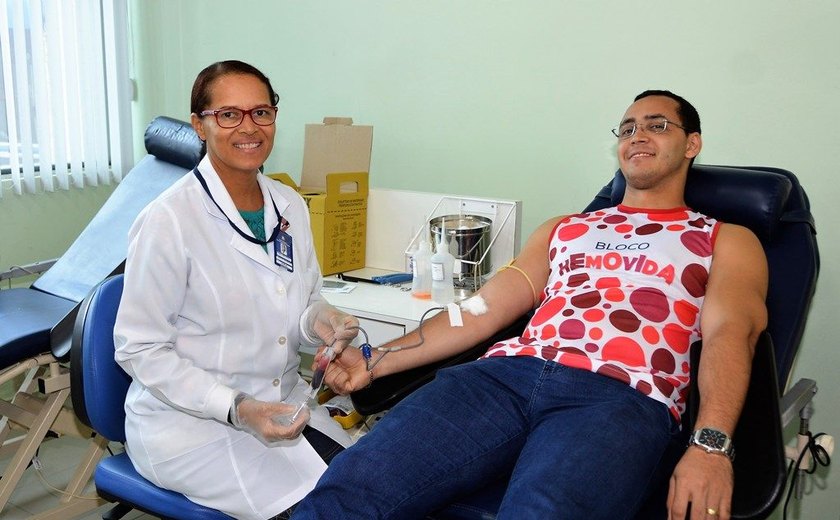 Doadores de sangue recebem camisa para participar de bloco do Hemoal