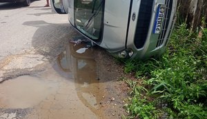 Motorista perde controle do veículo e capota em Paulo Jacinto