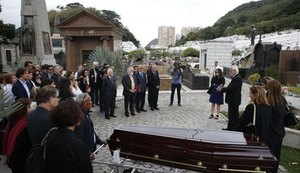 Após velório na ABL, corpo de Helio Jaguaribe é enterrado no Rio de Janeiro