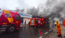Bombeiros controlam incêndio em oficina mecânica no Poço