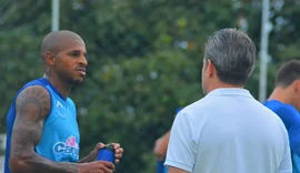 CSA treina e contrata mais um atacante