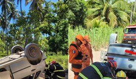 Capotamento na entrada da Praia do Saco deixa um homem morto e outro ferido