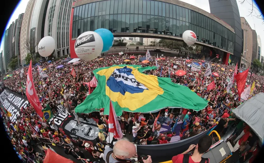 São Paulo tem 42 mil pessoas em ato contra PEC da Blindagem e anistia