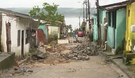 Chuvas: calçamento é arrancado com força da água em rua de Fernão Velho
