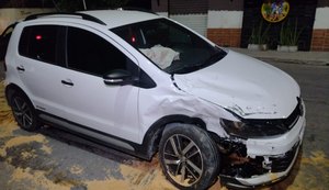 Condutor avança em cruzamento, colide em outro veículo e bate em muro de supermercado