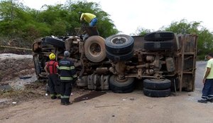 Tombamento de caçamba deixa um morto e outro ferido no Benedito Bentes