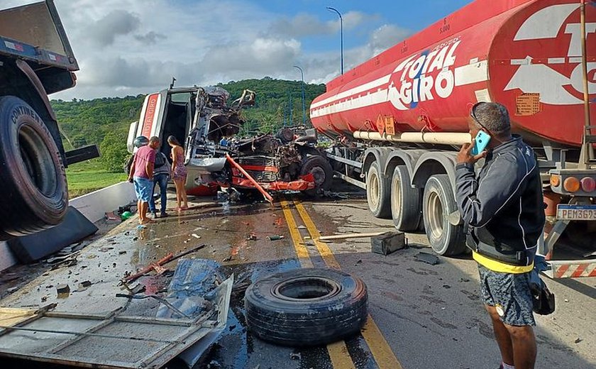 Vídeo: carretas colidem e deixa trânsito lento na BR-316, uma pessoa ficou ferida