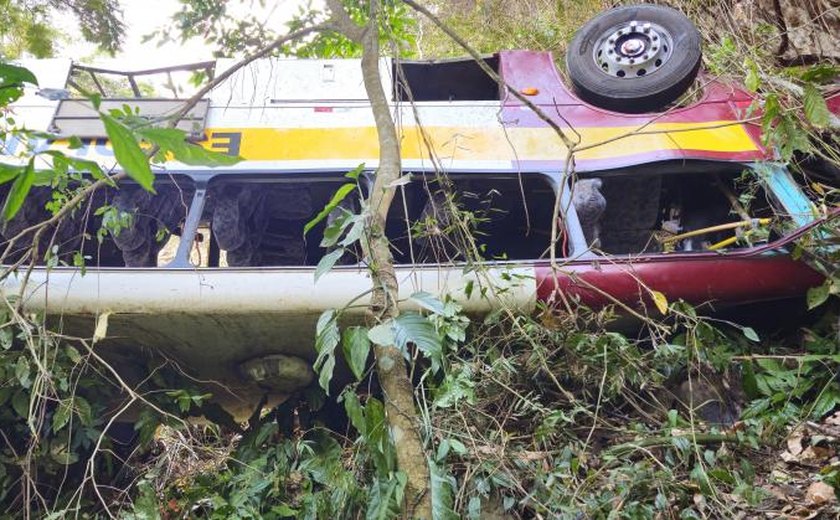 Quase seis meses após acidente, retirada de ônibus que caiu na Serra da Barriga é tema de reunião