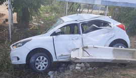 Condutor de veículo perde controle e bate em poste