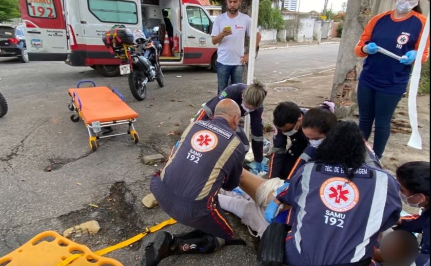 Colisão entre carro e moto deixa uma pessoa ferida no bairro do Pinheiro