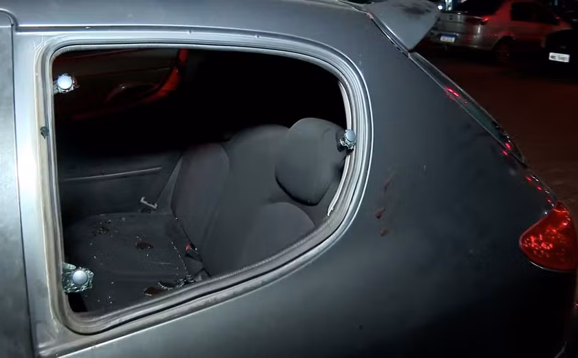 Criança morre baleada após carro da família ser atacado por engano durante troca de tiros entre facções no ES