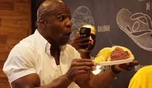 Terry Crews visita Mercadão e se rende ao sanduíche de mortadela