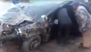 Homem morre e mulher fica ferida após carro bater frontalmente com poste em Atalaia