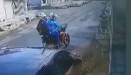 Mulher é rendida na porta de casa e tem celular roubado por dupla armada