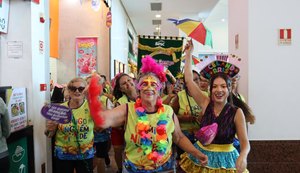 Dezenas de pessoas idosas marcam presença no desfile do bloco Comigo Ninguém Pode