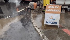 Equipes de manutenção de vias estão em pontos de alagamentos em Maceió