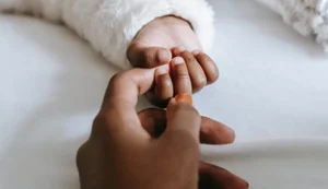 Mais de 2,5 milhões de mulheres não trabalharam para cuidar de parentes ou das tarefas domésticas