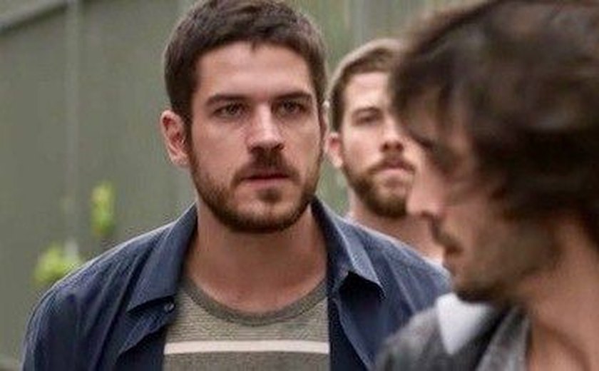 'A Força do Querer': Em reencontro, Zeca e Ruy brigam no meio da rua