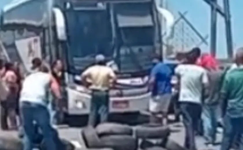 Taxistas protestam em Maceió e bloqueiam avenida contra fiscalizações de Marechal Deodoro