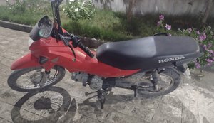 Batalhões do interior recuperam motocicleta roubada e apreendem armas de fogo