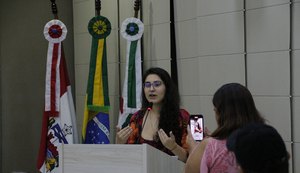 Vereadora coleta assinaturas para CEI