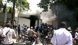 Manifestantes do Congo atacam embaixadas na capital em escalada de conflito