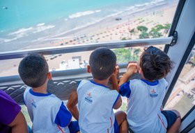 Alegria e encantamento marcam visita de crianças da rede municipal à roda gigante da orla de Pajuçara