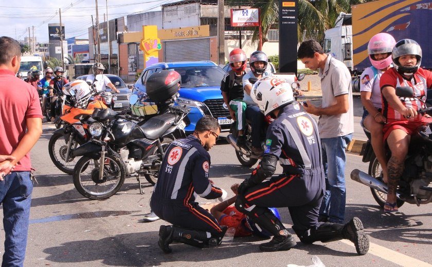 Motociclista fica ferido após colidir em carro na Avenida Menino Marcelo