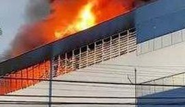 Incêndio atinge fábrica de plásticos em Guarulhos, na Grande SP