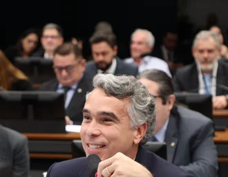 Rafael Brito defende a valorização da educação e aprova pagamento do piso a professores temporários