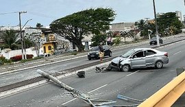 Carro derruba poste em Jacarecica